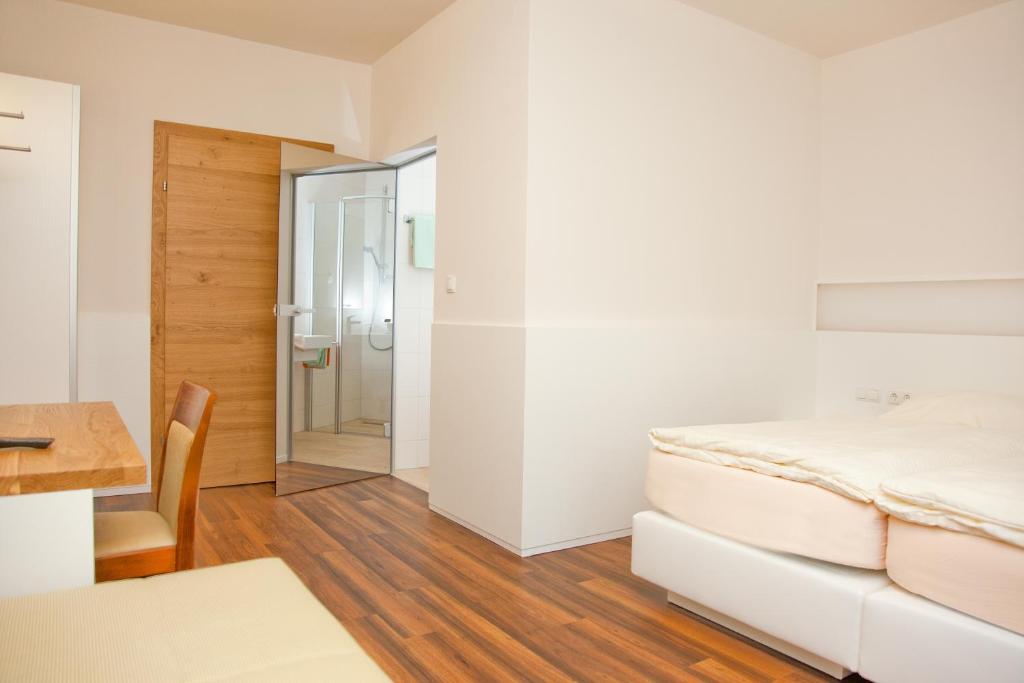 Gasthof Pack "Zur Lebing Au" Хартберг Номер фото