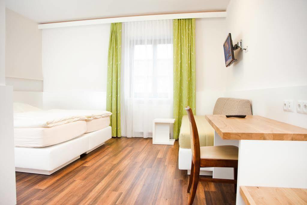 Gasthof Pack "Zur Lebing Au" Хартберг Экстерьер фото